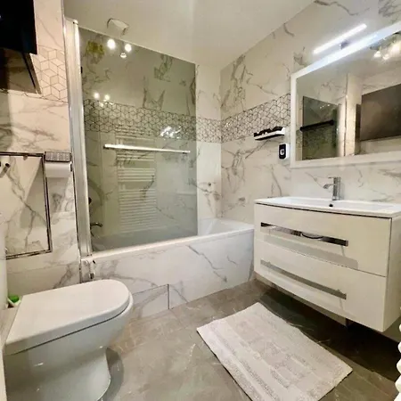 Daire Elegant Near Transport And Terrace