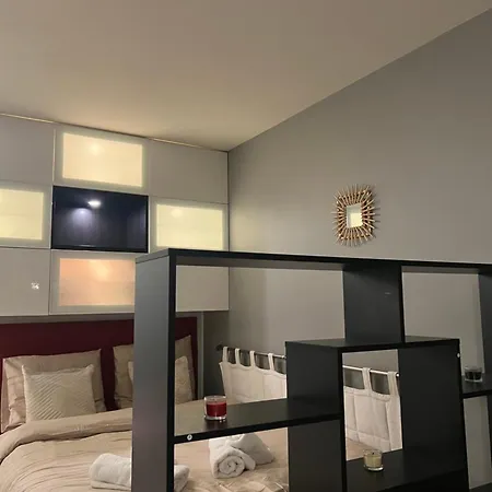 Elegant Near Transport And Terrace Parijs