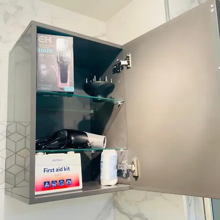 Elegant Near Transport And Terrace Apartment