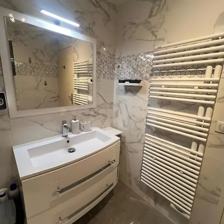 Elegant Near Transport And Terrace Paris