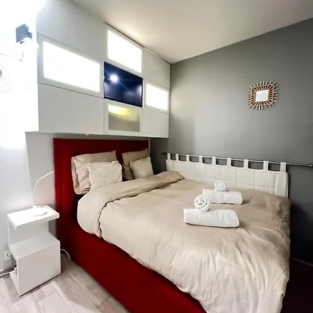 Elegant Near Transport And Terrace