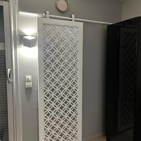 Apartment Elegant Near Transport And Terrace